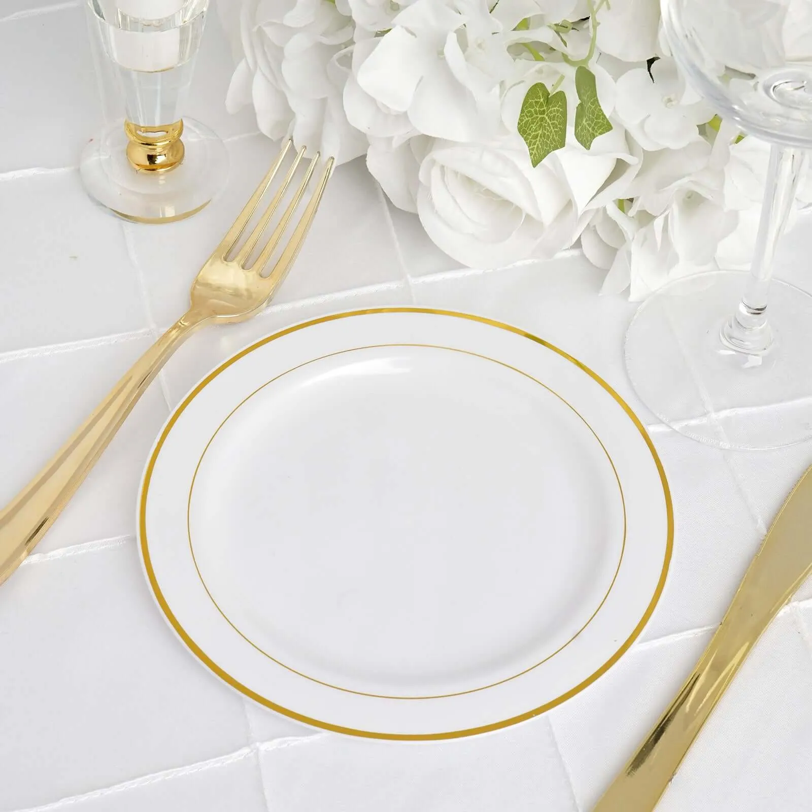 10 Pack Très Chic Gold Rim White Plastic Dessert Appetizer Plates, Disposable Salad Plates 6"